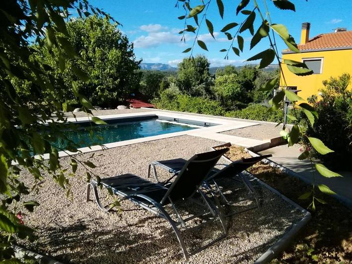 Alojamiento y desayuno para 2 personas, con Balcón y Terraza además de Jardín y Piscina en La Ribagorza