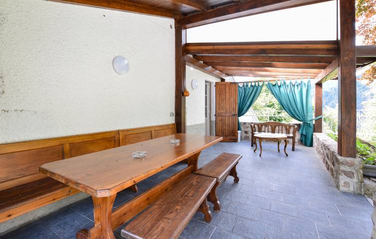 Ganze Ferienwohnung, Gemütliche Wohnung mit Terrasse und Parkplatz 2km von Roncobello in Roncobello, Bergamo Provinz