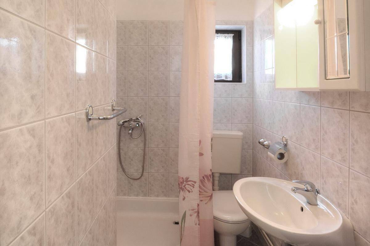 Apartamento vacacional entero, Holiday flat in Baška with private balcony in Baska, Krk (isla)