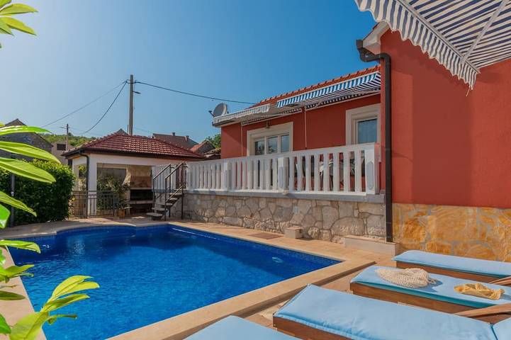 Villa für 6 Personen, mit Terrasse und Pool sowie Garten, mit Haustier - 1