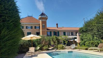 Gîte pour 4 personnes, avec jardin ainsi que vue et piscine à Chânes