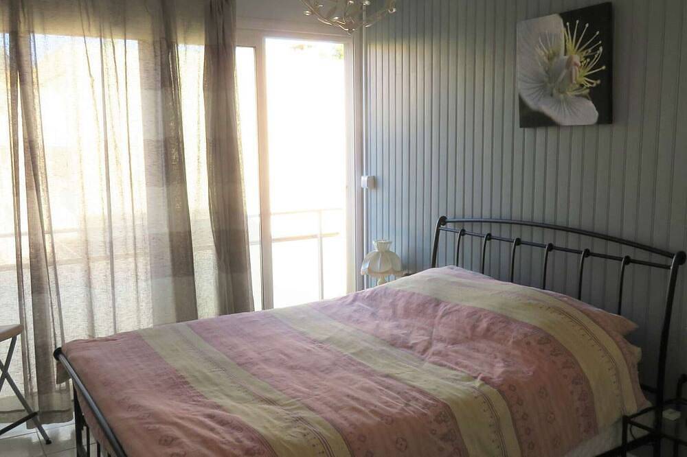 Entire apartment, Air-Conditioned 2-Bedroom Apartment with Parking in Favière, Close to Shops and Beach in Bormes-les-Mimosas, Parc national Port-Cros