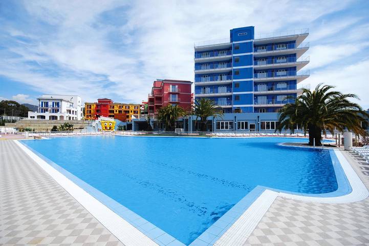 Appartamento per 4 persone, con Balcone/Terrazza e Idromassaggio nonché Piscina per bambini e Piscina a Loano