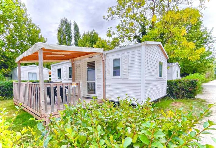 Camping pour 6 personnes, avec Terrasse et Jardin ainsi que Bassin pour enfant et Piscine