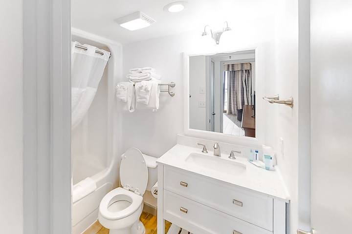 Vacation home for 4 people, with hot tub and pool as well as balcony by Myrtle Beach