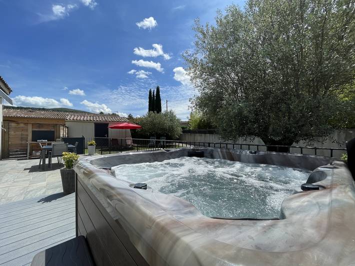 Gîte pour 4 personnes, avec piscine et jacuzzi, adapté aux familles en Ardèche - 2