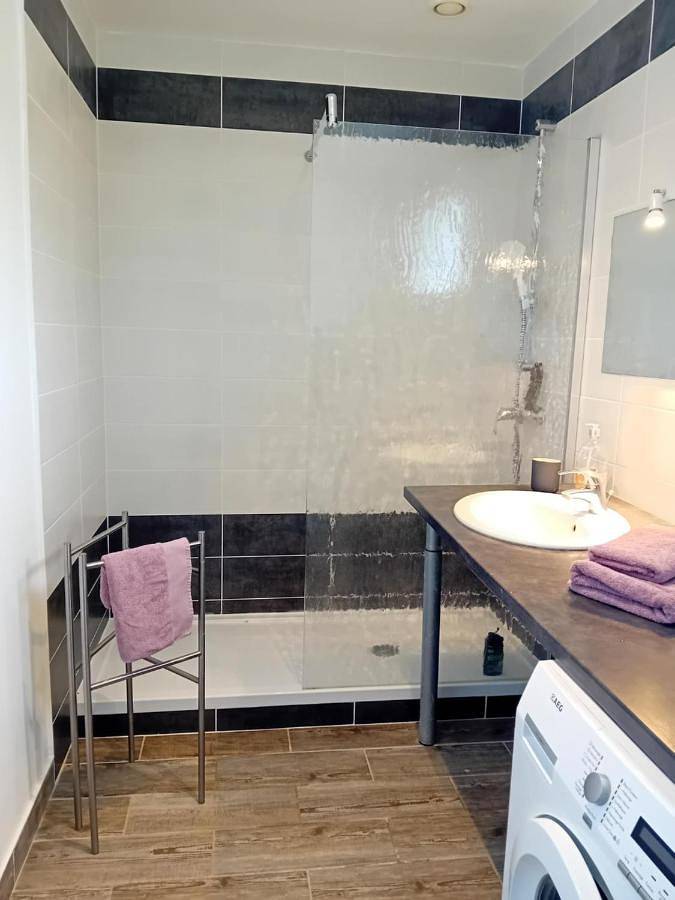 Double Room with Private Bathroom in Saint-Avertin, Région de Tours