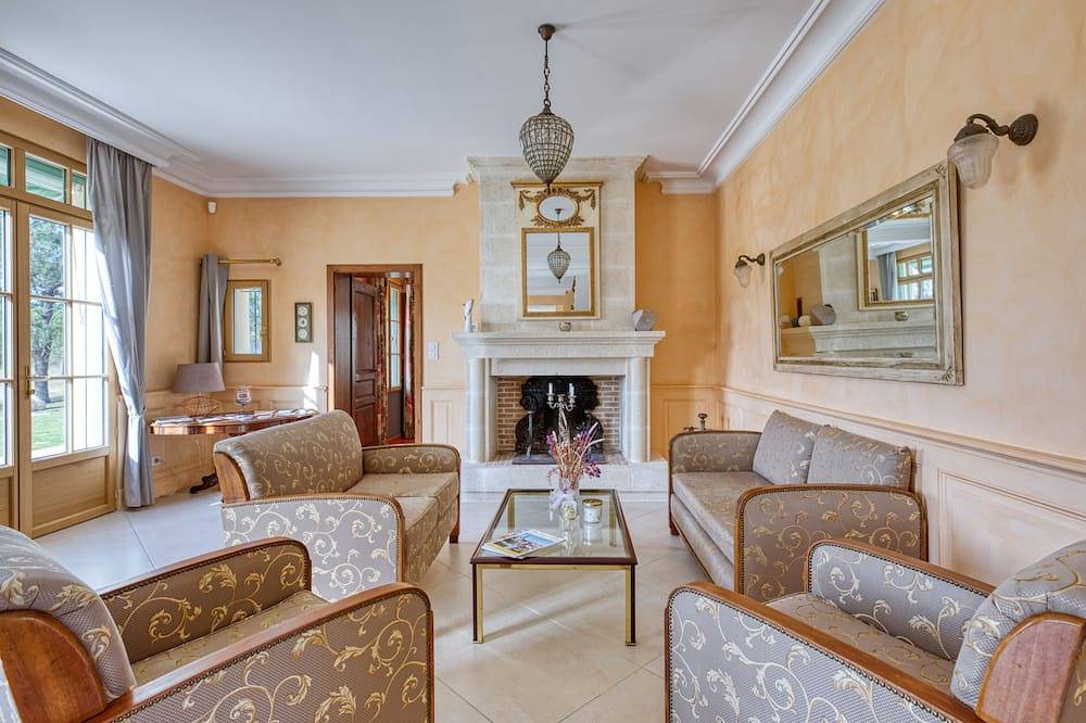 Château 5★ Mariage, anniversaire, séminaire..Piscine chauffée,sauna, billard,vin in Petit-Palais-et-Cornemps, Région de Libourne