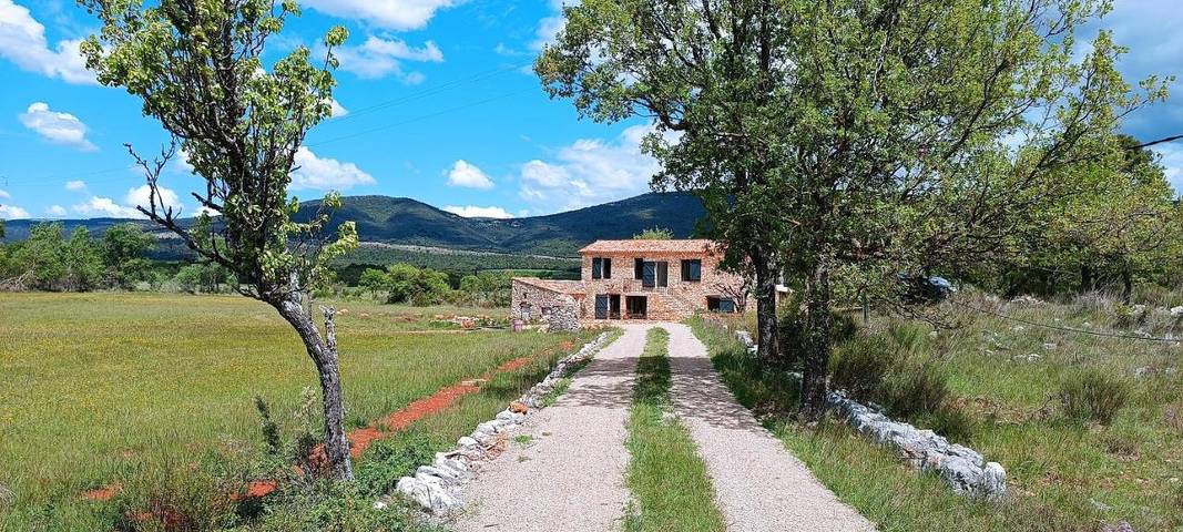 Location de vacances pour 6 personnes, avec vue ainsi que jardin et piscine, animaux acceptés à Ampus - 2