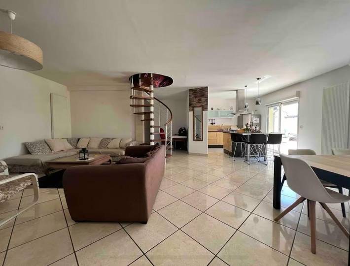 Location de vacances pour 6 personnes, avec jacuzzi ainsi que jardin et piscine à Chambray-lès-Tours - 2