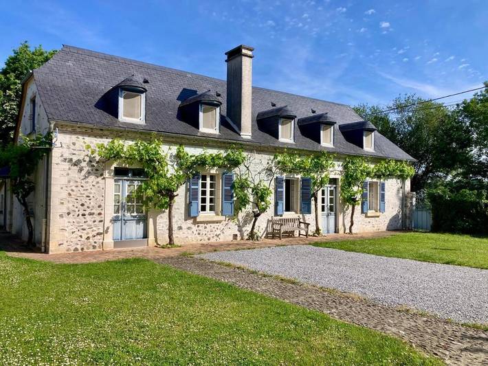 Gîte pour 7 personnes, avec jardin et vue à Nousty