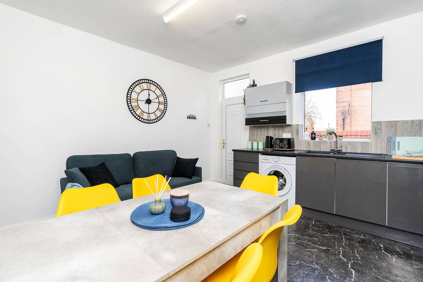 Discount      6 Beds   Garden   4 Bed 1 Bath House in Wakefield, West Yorkshire