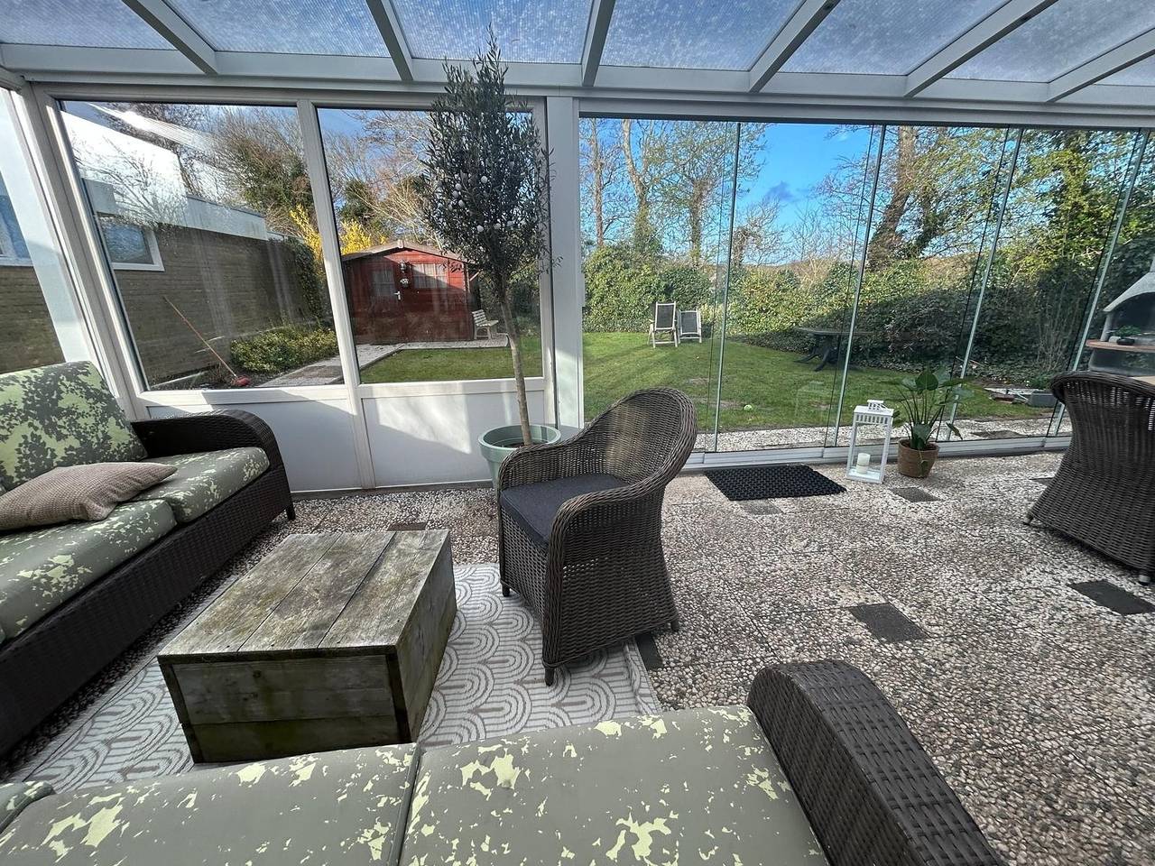 Strandnahes (Nr. 156) Ferienhaus mit traumhaften Wintergarten und uneinsehbaren, grossen Garten, Eckgrundstück in Sint Maartensvlotbrug, Noord-Holland - Nordseeküste