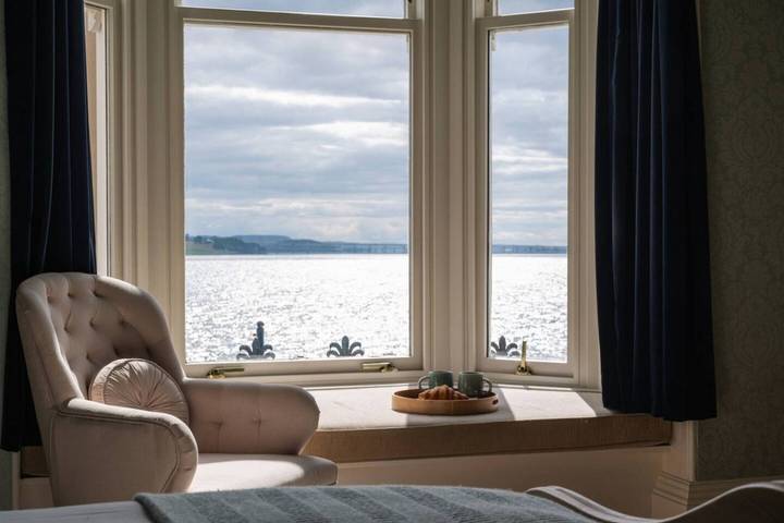 Holiday home for 8 people, with terrace and garden in Dundee