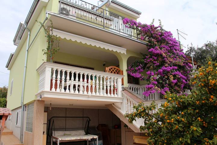 Ferienwohnung für 5 Personen, mit Balkon und Garten in Vodice