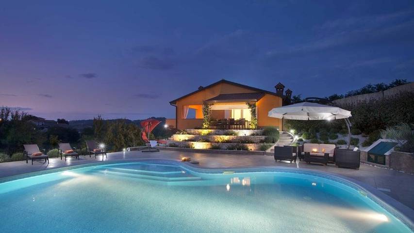 Ferienhaus für 10 Personen, mit Balkon/Terrasse und Garten sowie Pool und Sauna in Karojba