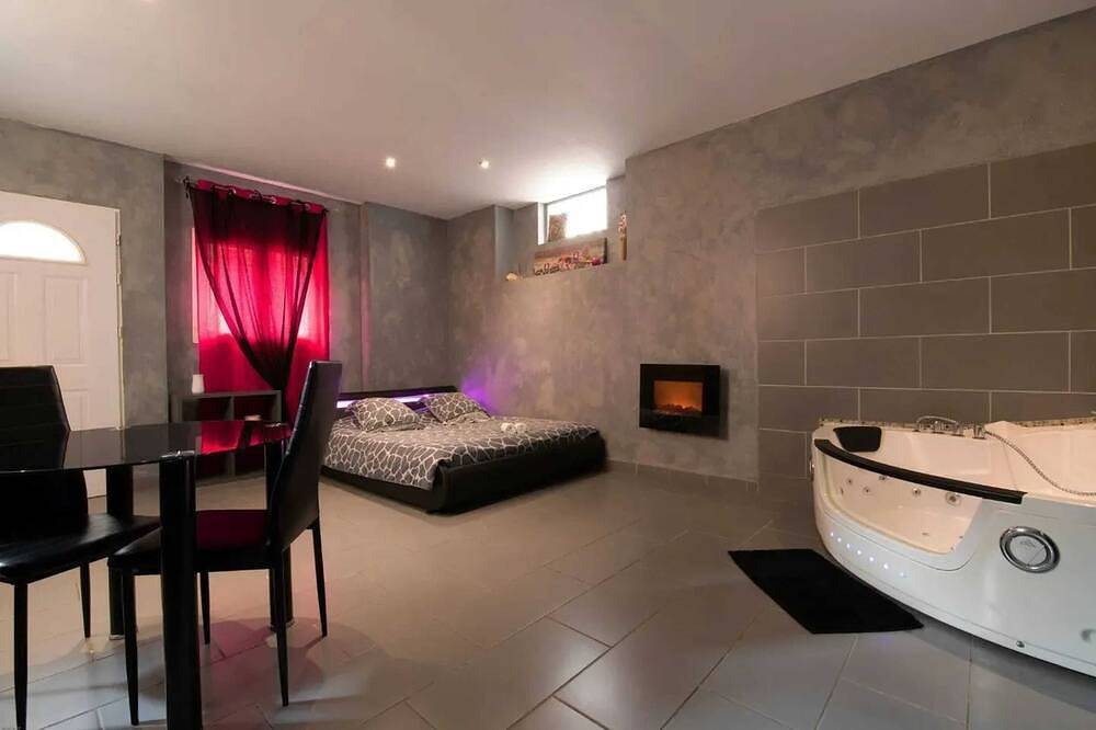 Apartamento entero, Homerez - Estudio en Baixas con jacuzzi in Baixas, Region de Perpignan
