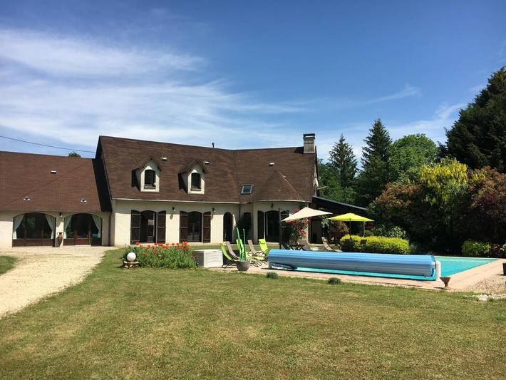 Location de vacances pour 14 personnes, avec vue et jardin ainsi que piscine et sauna, animaux acceptés à Saint-Martin-des-Champs (Yonne)