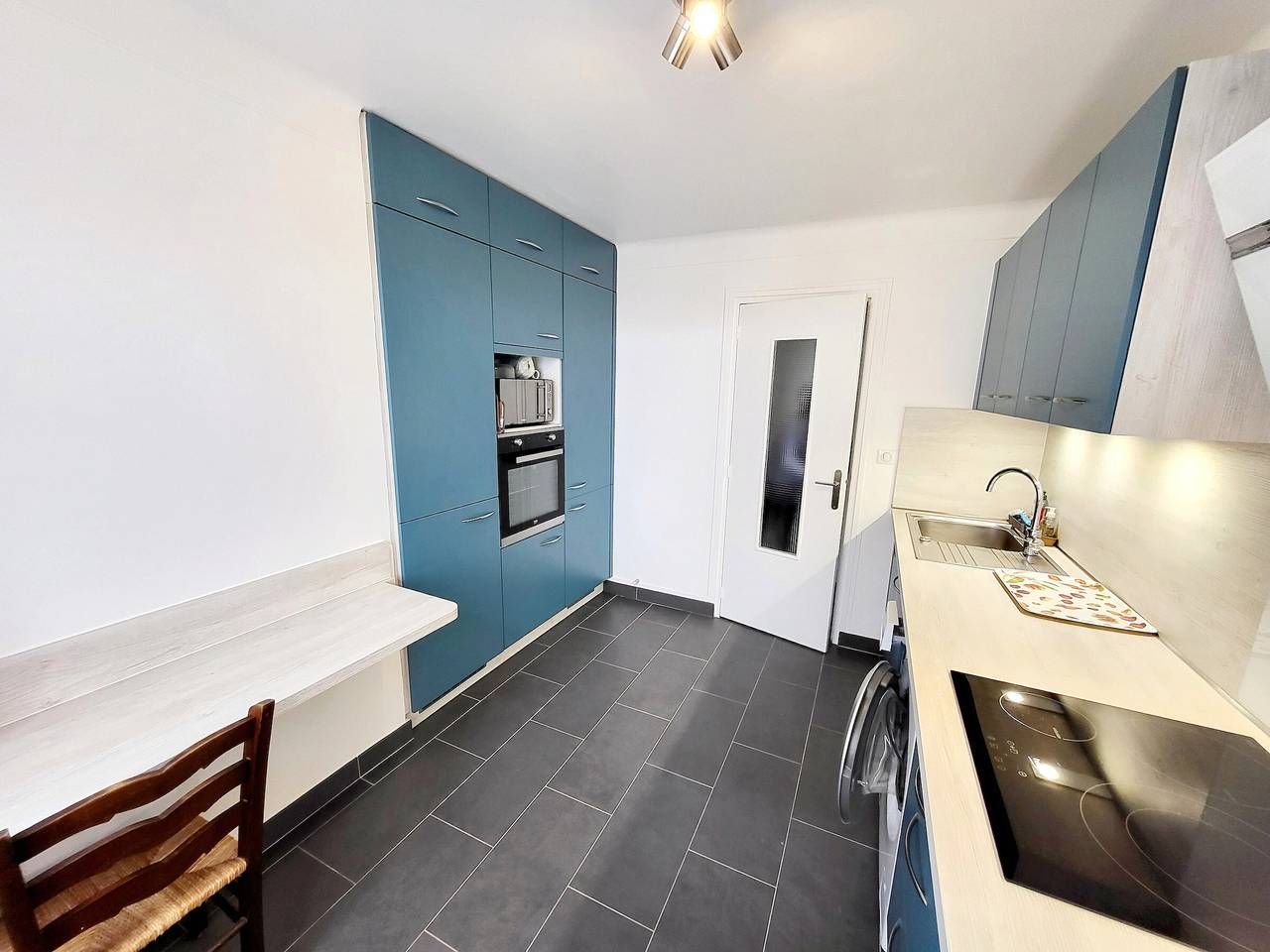 Entire apartment, Modern 1-Bed Apartment with Parking in Charming La Chaume, Close to Beach & Market in Les Sables-d'Olonne, Vendée