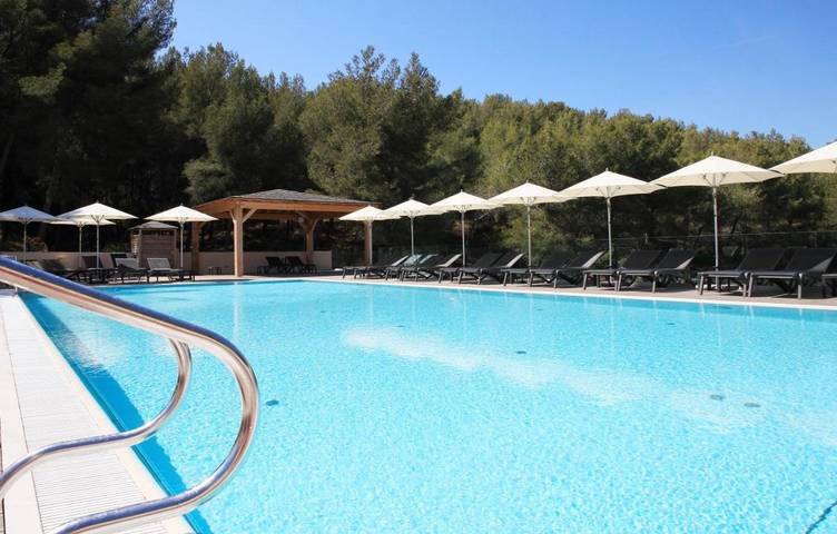 Appart’hôtel pour 2 personnes, avec bassin pour enfant et terrasse ainsi que vue et piscine, animaux acceptés