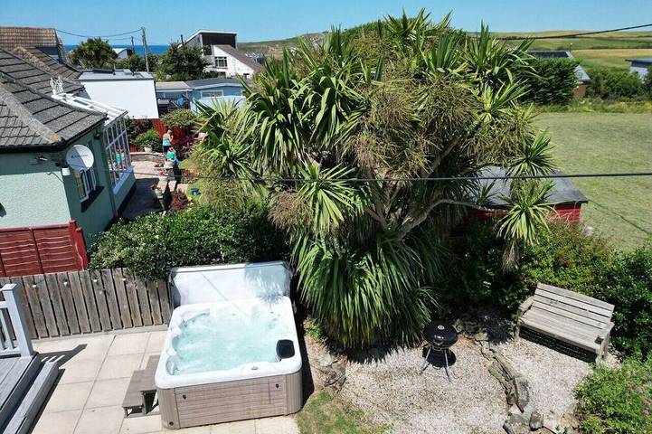 Holiday rental for 8 people, with hot tub and garden in Widemouth Bay