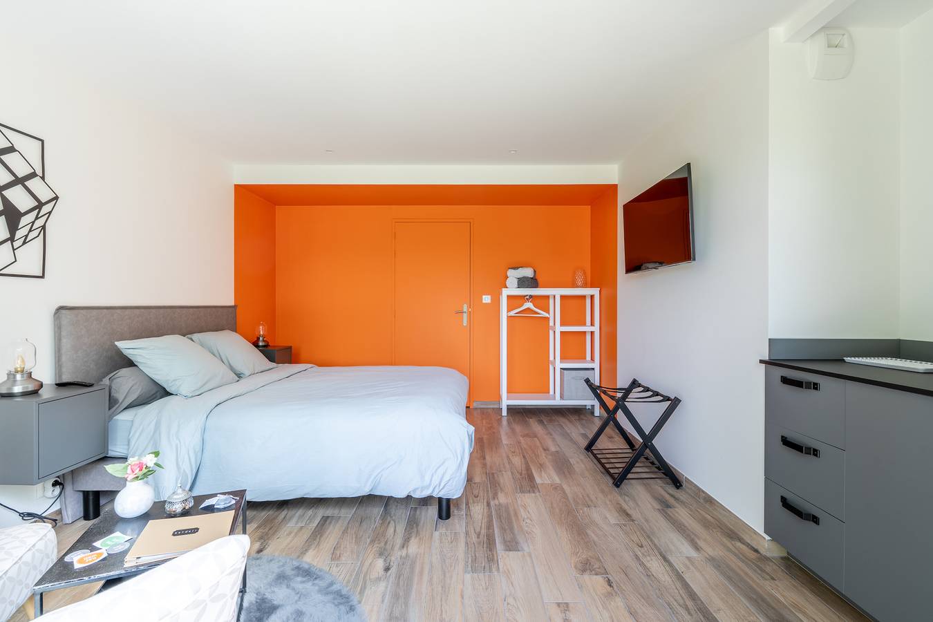 Bed and Breakfast 'Kerwall - Chambre Double' with Shared Pool, Private Terrace and Wi-Fi in Malville, Loire Valley