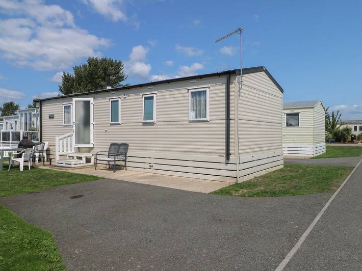 Caravan for 6 people, with garden and pool in East Sussex