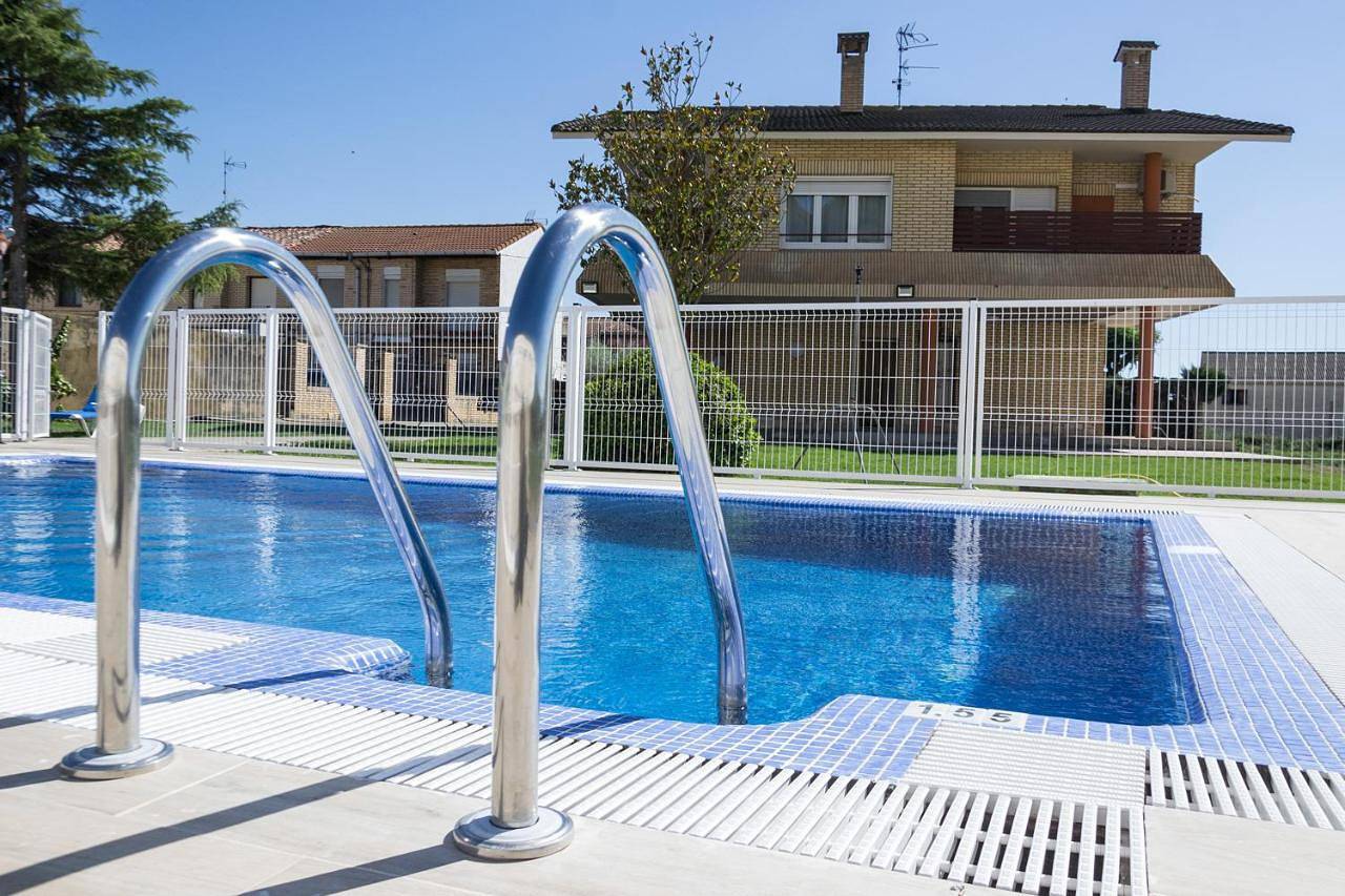 Villa Oasis de Bardenas & Piscina in Valtierra, Province de Navarra