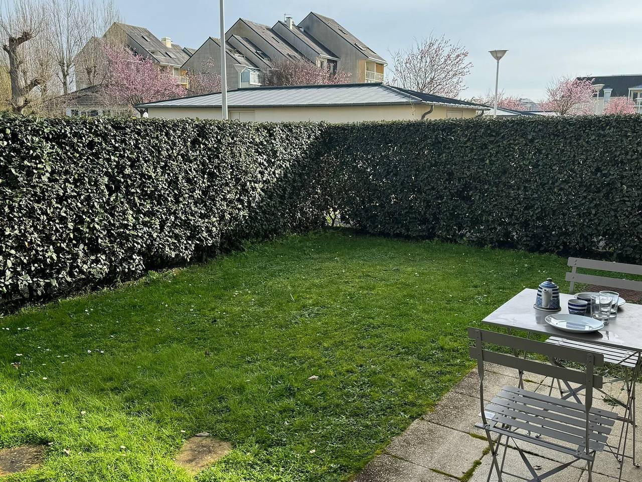 Appartement entier, Appartement Moderne T2, Rez-de-Jardin, Proche Plage et Centre Ville, Parking, Wifi, Animaux Acceptés in Cabourg, Région de Caen
