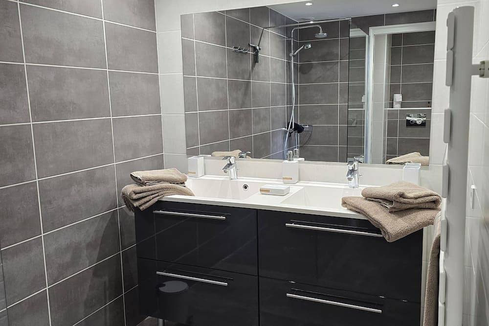 Apartamento entero, Stunning 2-room apartment in La Colle Sur Loup, with a furnished terrace and access to the pool in La Colle-sur-Loup, Costa mediterránea (Francia)