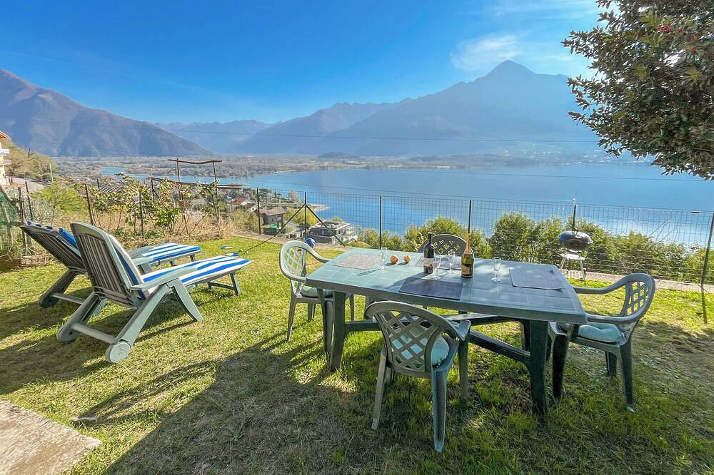 Entire apartment, Maranina holiday flat on Lake Como in Trezzone, Valtellina