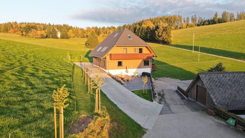 Ganze Wohnung, Neueröffnung 2024 Ferienwohnung 'Kapellen Blick' mit Bergblick, Gemeinschaftsterrasse und Wlan in Triberg, Südschwarzwald