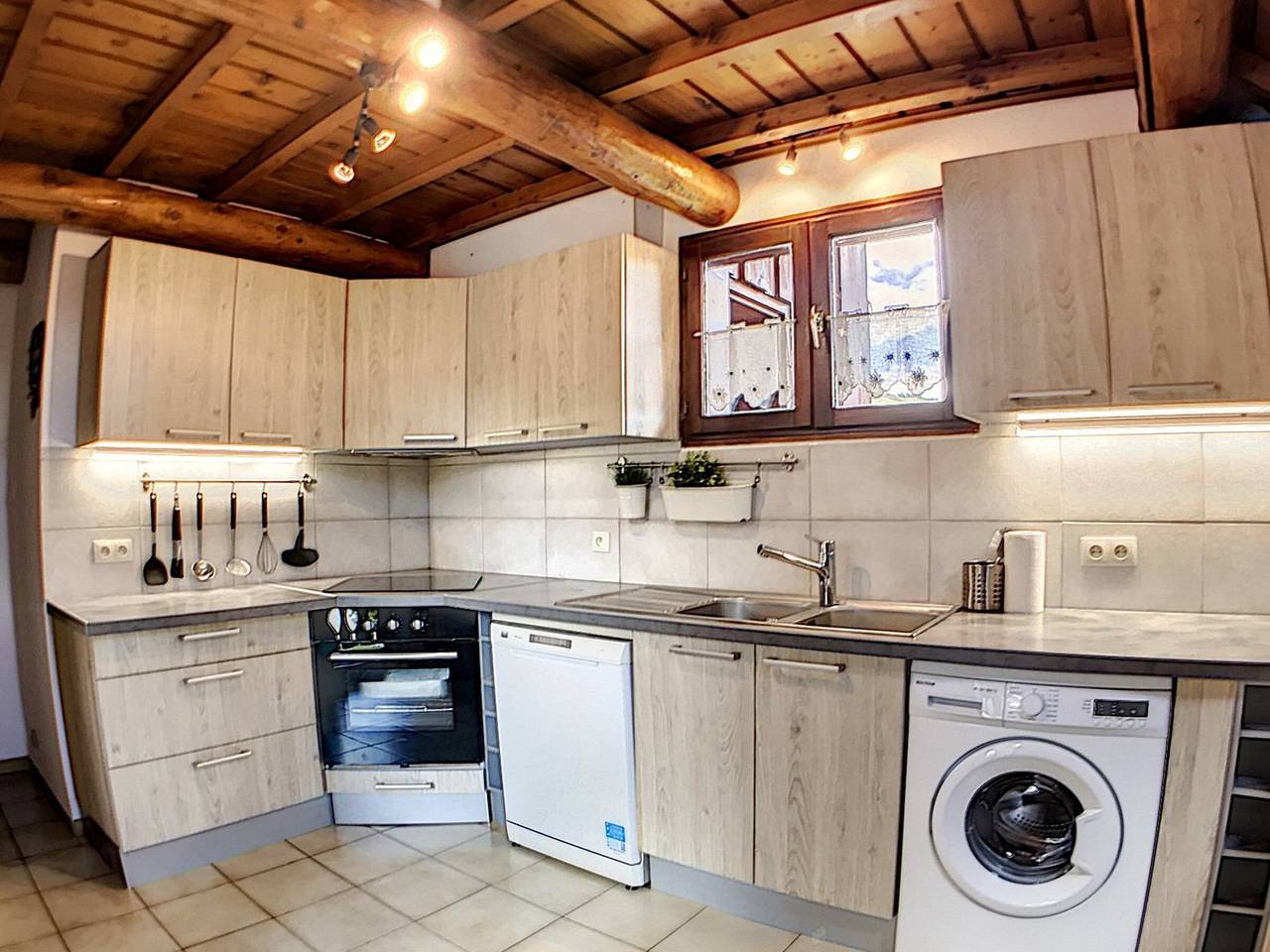 Spacious Chalet · Ski-In/Ski-Out · Game Room with Billiards · Private Parking · Free Wifi in Le Corbier, Villarembert
