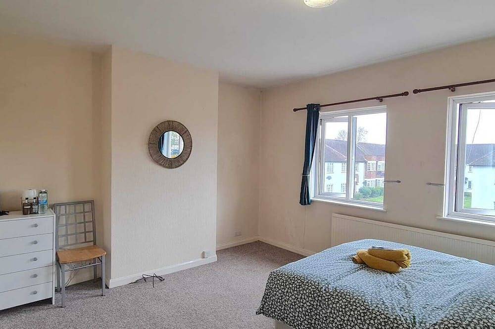 Room 2 - Bathurst Walk in Iver, Colne Valley Park