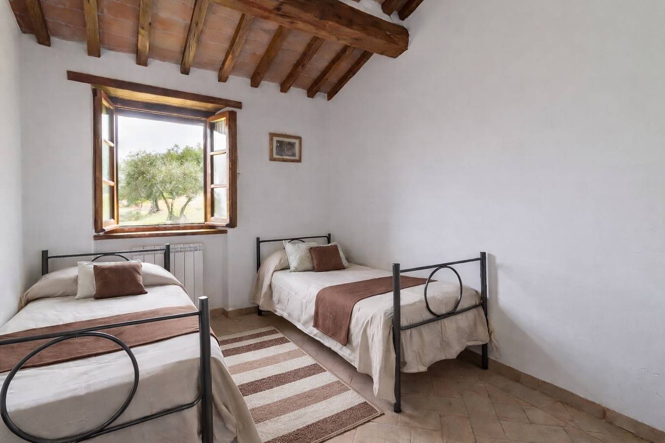 Apartamento 'Pugnano Alto- Girasole' con piscina compartida, terraza privada y Wi-Fi in Lisciano Niccone, Valtiberina