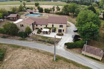 Location de vacances pour 13 personnes, avec piscine et jardin à Marnac