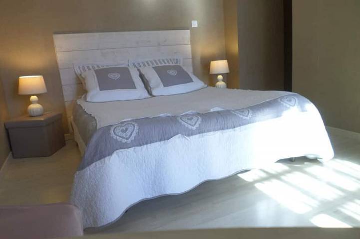 Location de vacances pour 4 personnes, avec jardin et piscine à Émeringes - 2