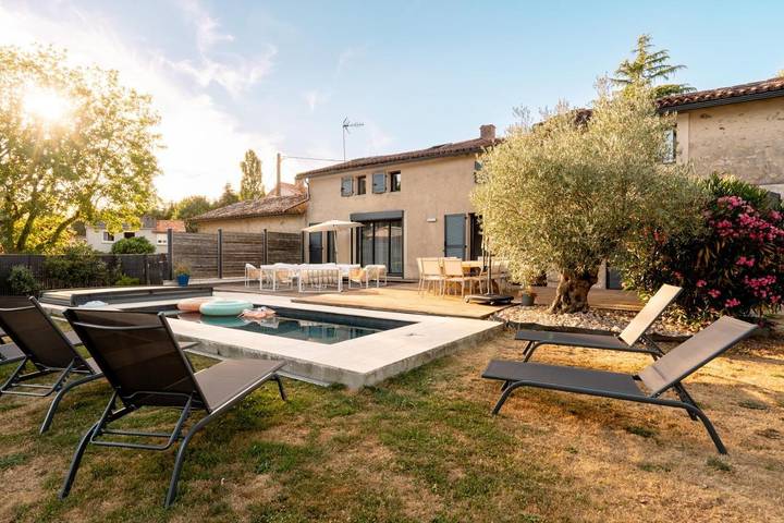 Location de vacances pour 12 personnes, avec Terrasse ainsi que Jardin et Piscine dans Ciriere