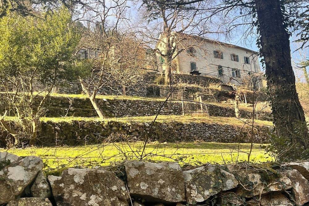 Gite pleine nature avec accès rivière sur la propriété in Saint-Sauveur-de-Montagut, Parc naturel régional des Monts d'Ardèche