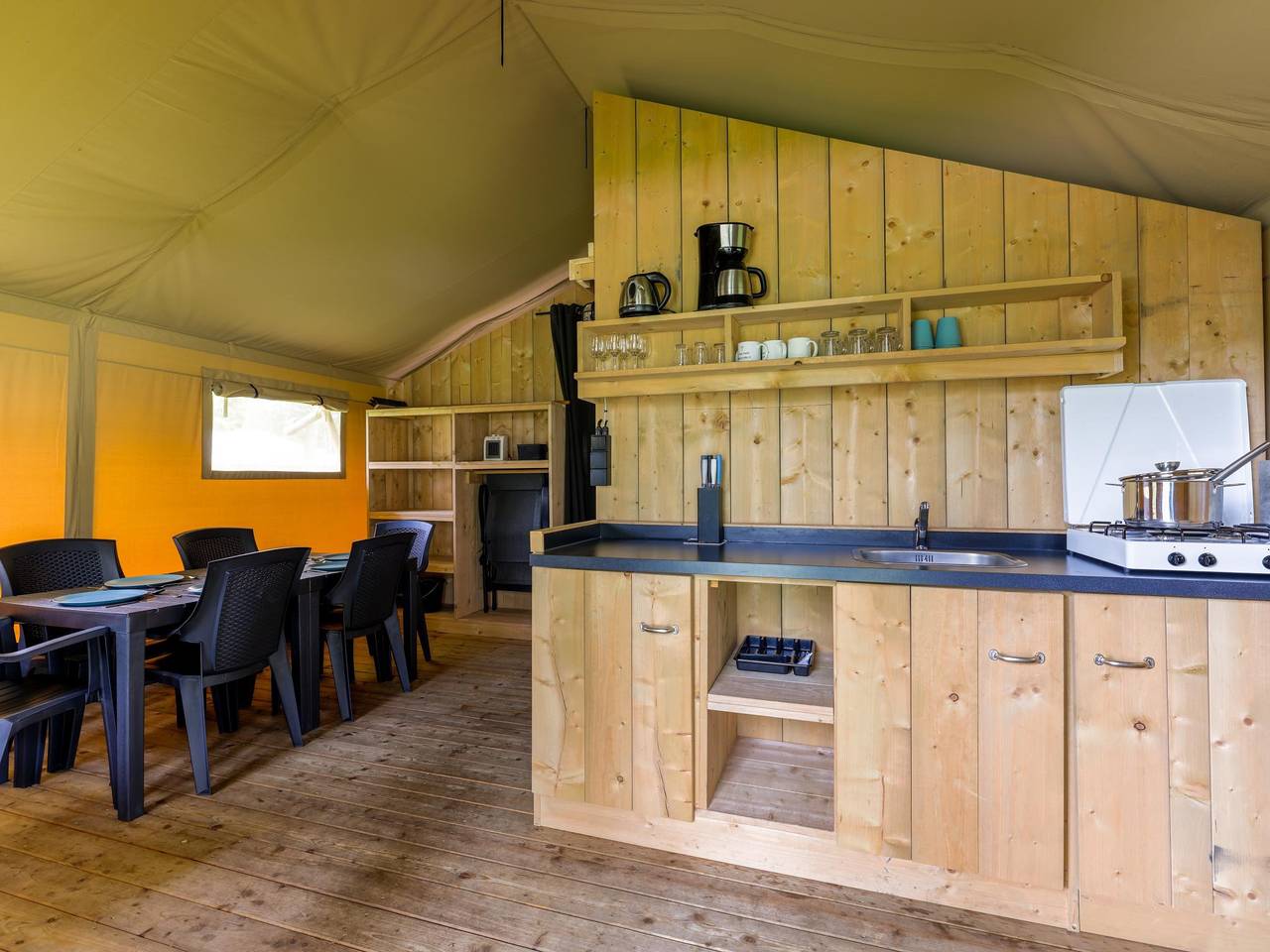 Spannzelt auf schone Campingplatz mit Schwimmbad in Nordbrabant