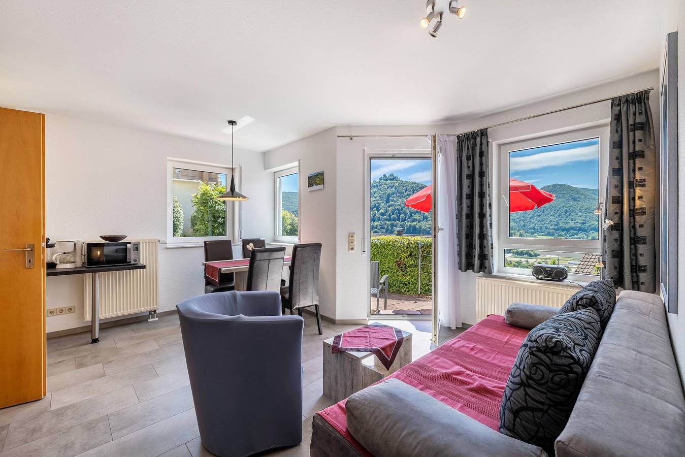 Ganze Wohnung, Ferienwohnung mit Bergblick, privater Terrasse und Wi-Fi in Bad Urach, Albsteig Etappe 9