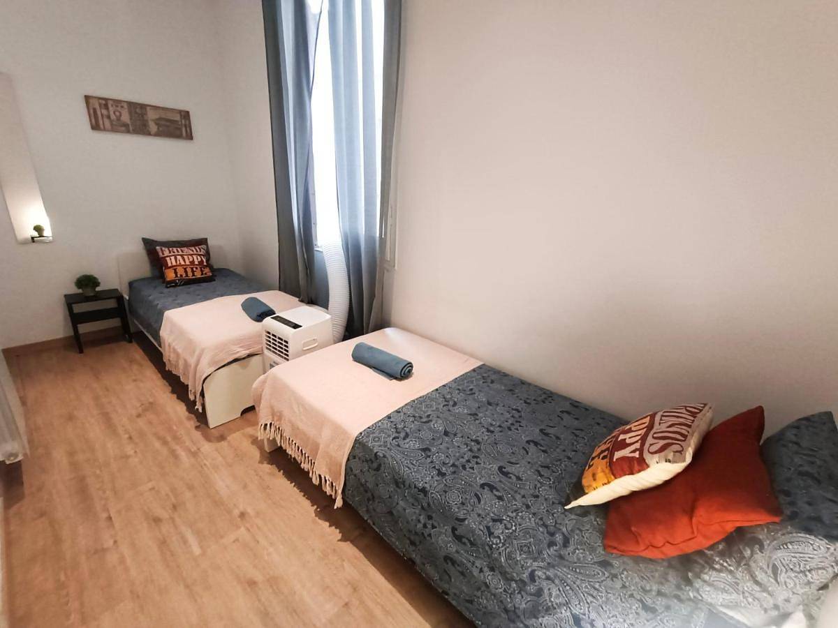 Twin Room with Shared Bathroom in Barcelona Centre, Barcellona