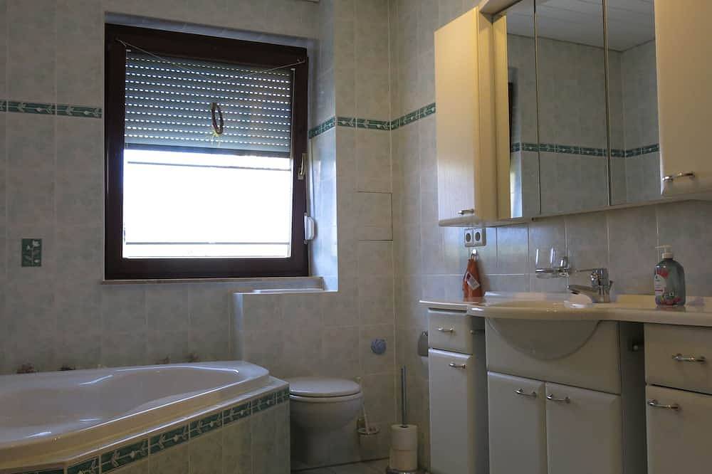 Ganze Wohnung, Ferienwohnung \"Eichholzblick\" - direkt am Waldbad Zwenkau in Zwenkau, Zwenkauer See