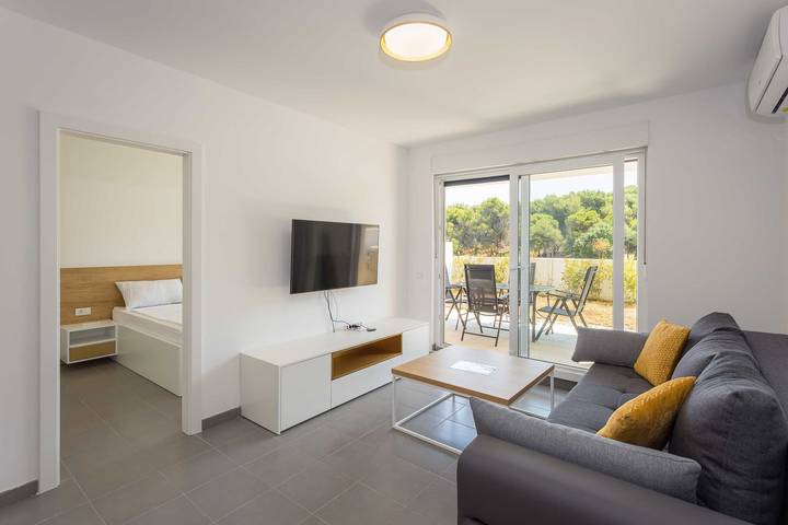 Vakantiewoning voor 6 personen, with Balkon and Terras as well as Tuin in Premantura