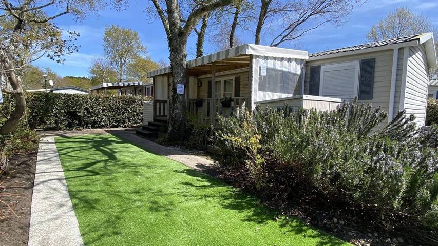 Location de vacances pour 8 personnes, avec Terrasse et Jardin ainsi que Piscine et Vue sur le lac à Gastes