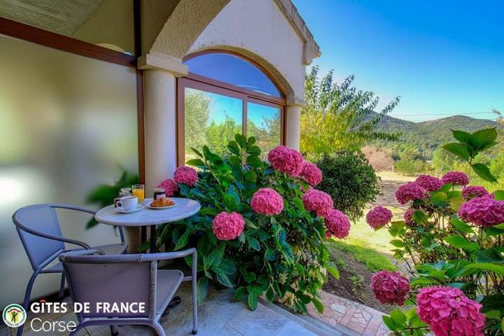 Casa de huéspedes para 2 personas, con vistas además de jardín y terraza - 1