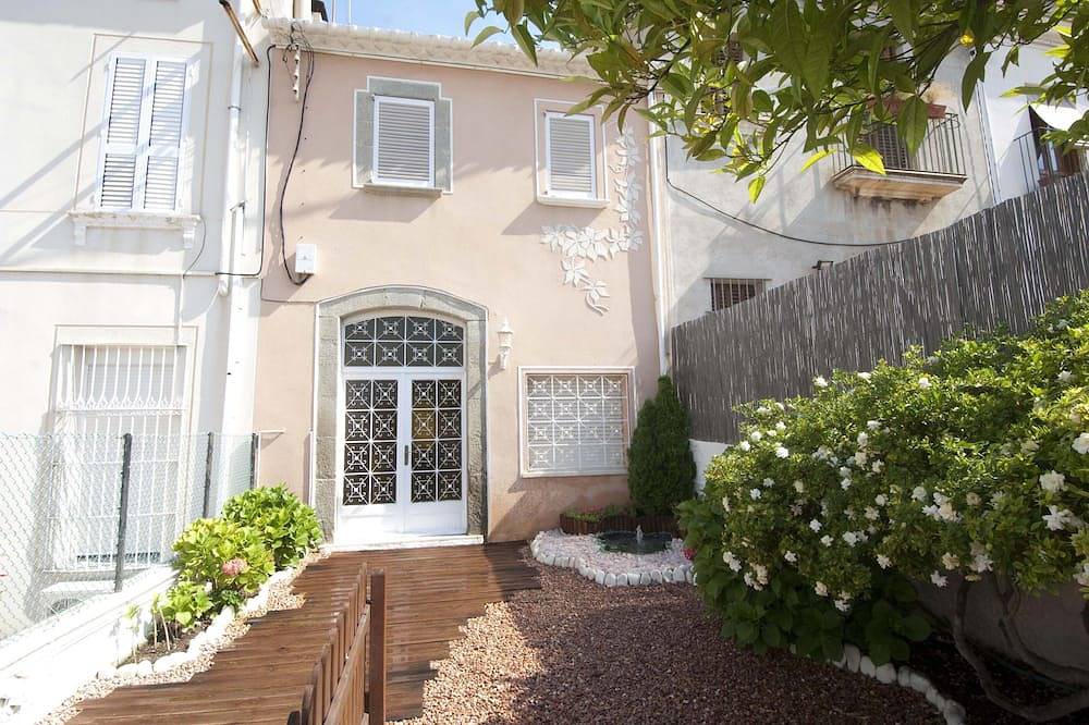 Charming traditional beach house, next to Barcelona! in el Masnou, Costa del Maresme