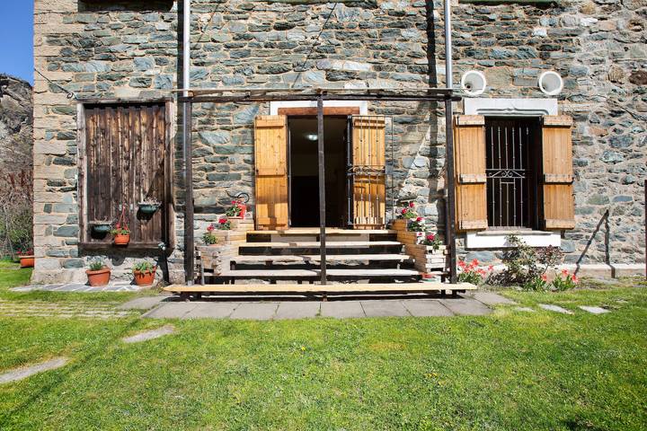 Hel lejlighed, Apartment 'Casa Tua - Avise' with Mountain View, Private Terrace and Wi-Fi in Runaz, Comune di Avise