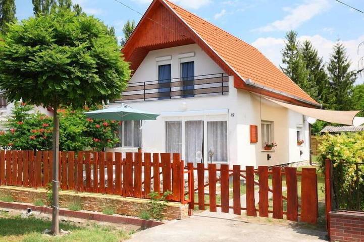 Ferienhaus für 9 Personen, mit Garten