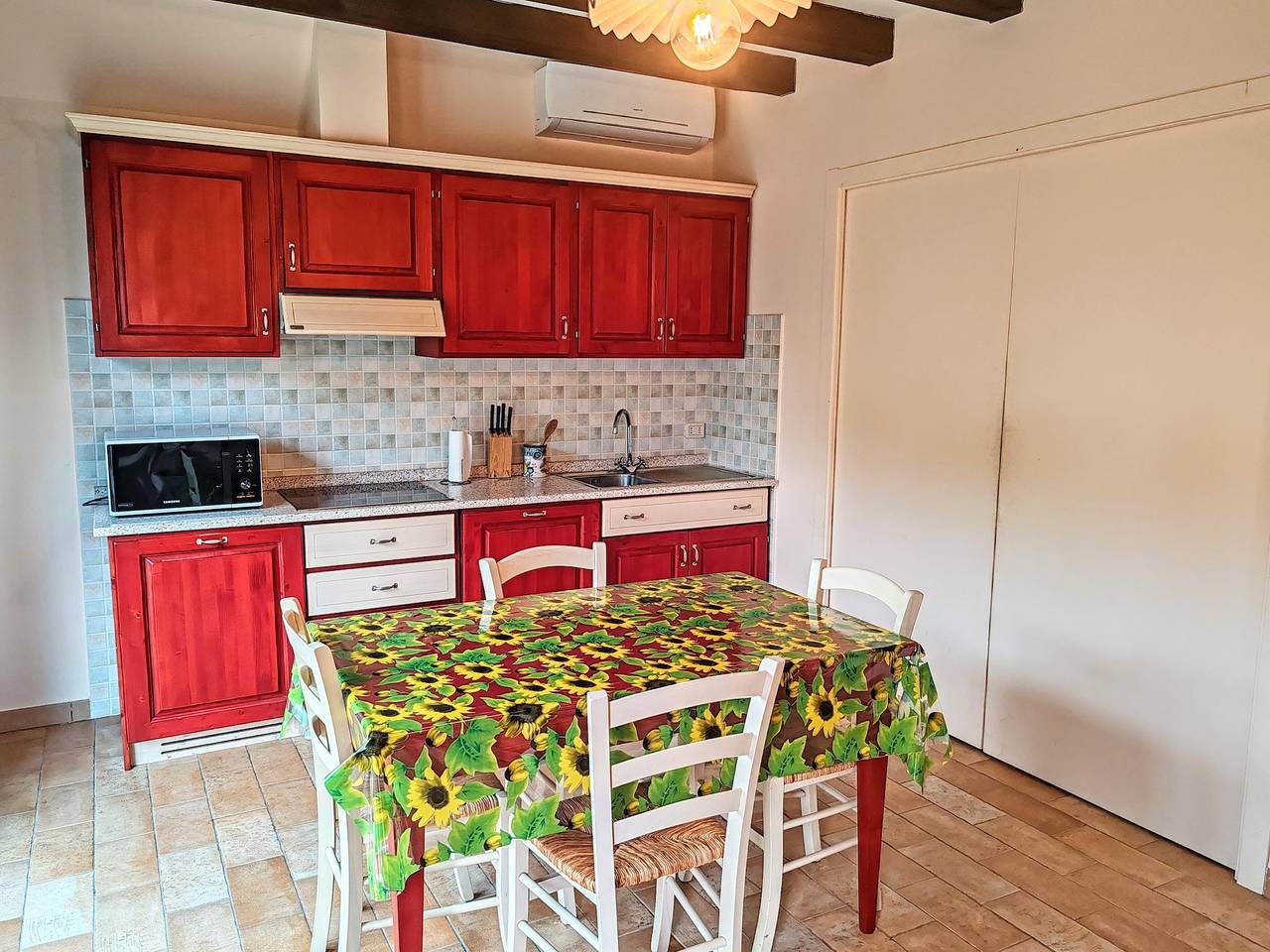 Casale nelle Marche con piscina e vini in Montecarotto, Provincia di Ancona